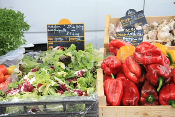 法國(guó)當(dāng)?shù)厥袌?chǎng)上新鮮蔬菜零售的特色與體驗(yàn)